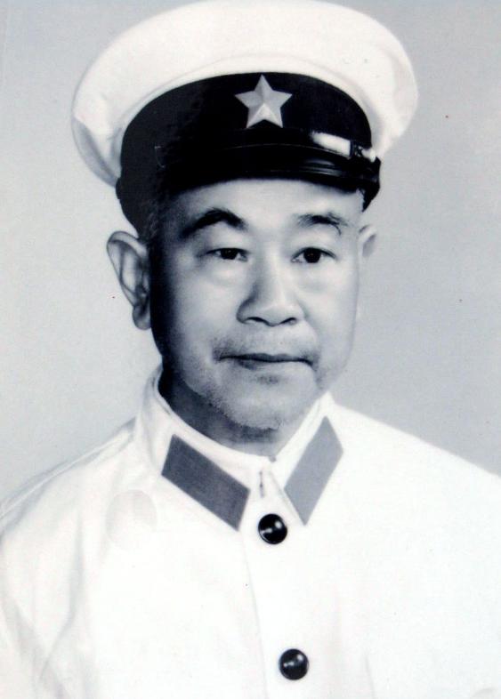 1973年，女知青黄丽萍携农村丈夫回宁波父母家，一进门，丈夫看到墙上挂着的照片
