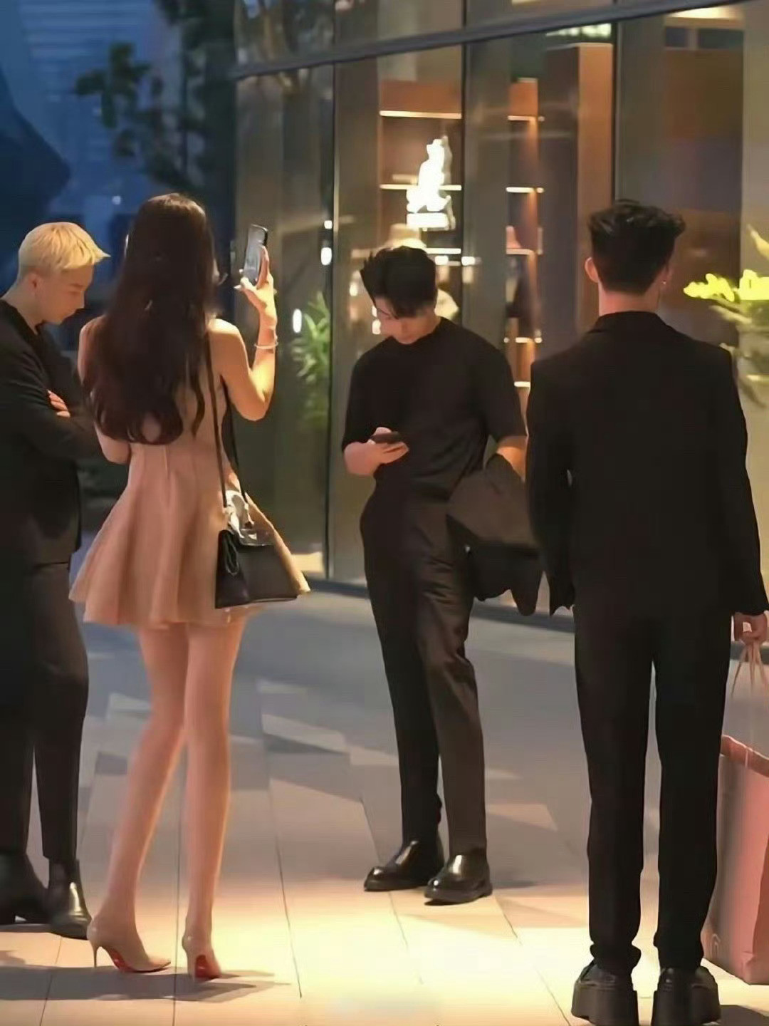 这应该就是现实版公主与少爷吧，身材确实优越！