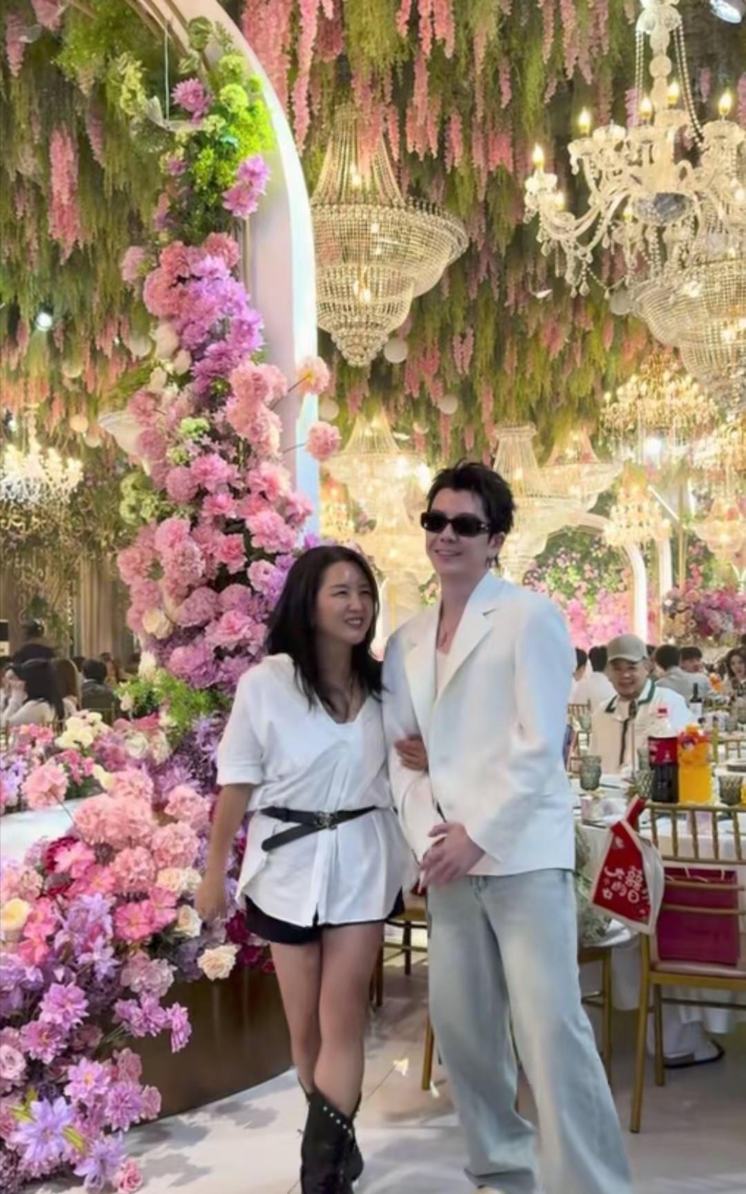 金城焕杨多拉婚礼上看到了何洁，她穿白衬衫一点都不胖，和王栎鑫互动好有爱……何洁