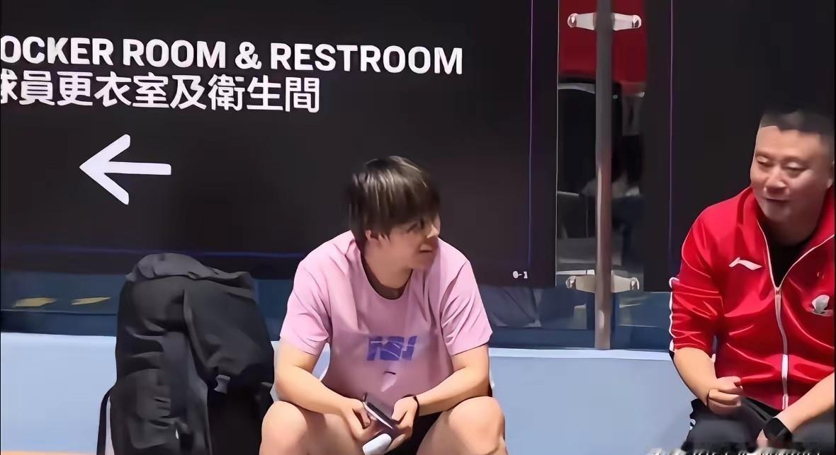 陪练场上的输家，冠军背后的无名者，谁在托举国乒？王艺迪输了球，但第二天一早又出