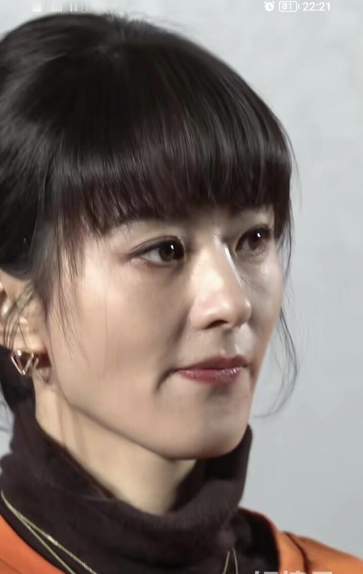 有朋友在线下见过赵丽颖真人，她说本人比电视上还要好看，鼻子圆润，眼睛透亮，不仅美