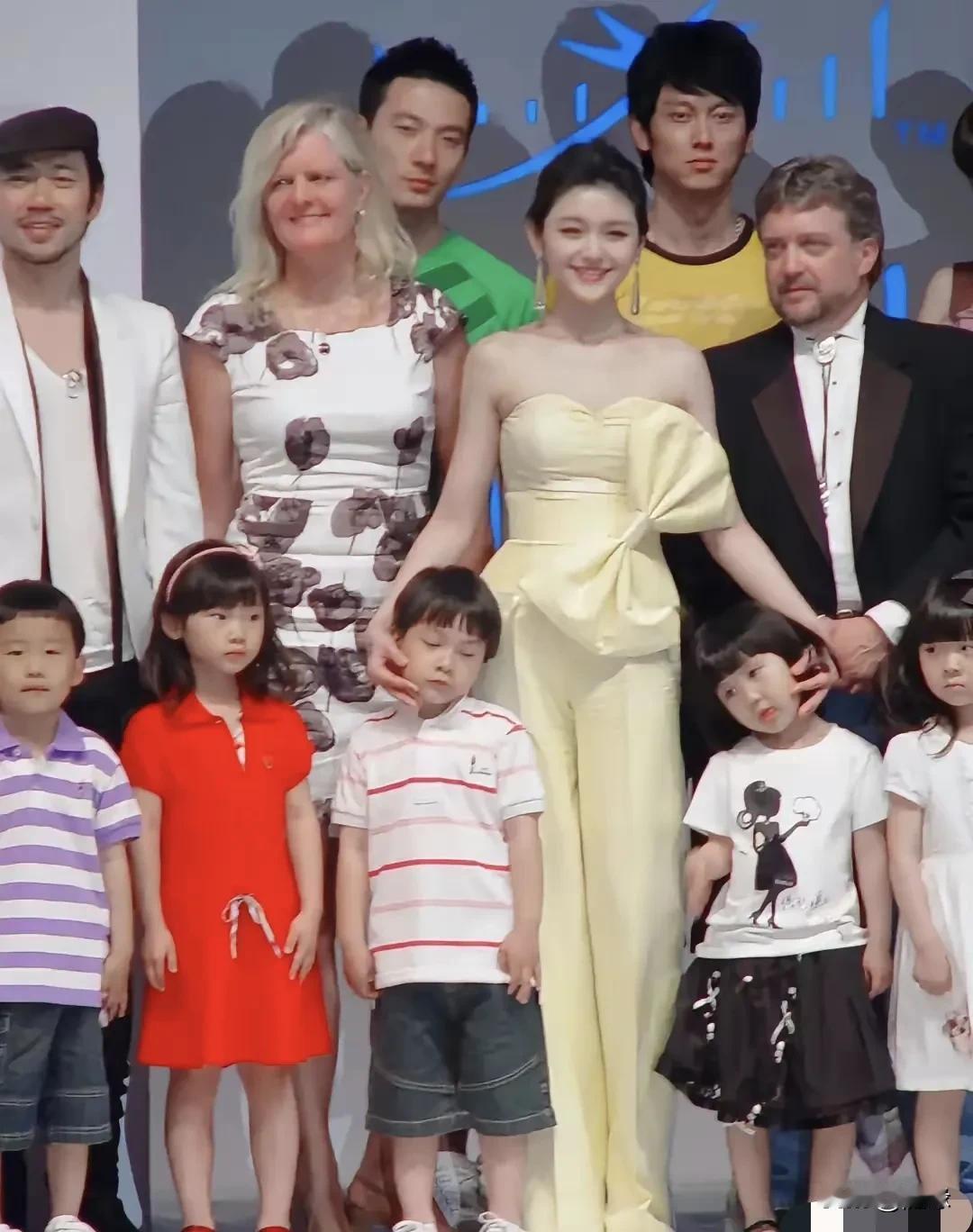 太可惜了！这个时候的大S，简直是美到尖叫！白到发光！美到窒息！这穿搭，这妆