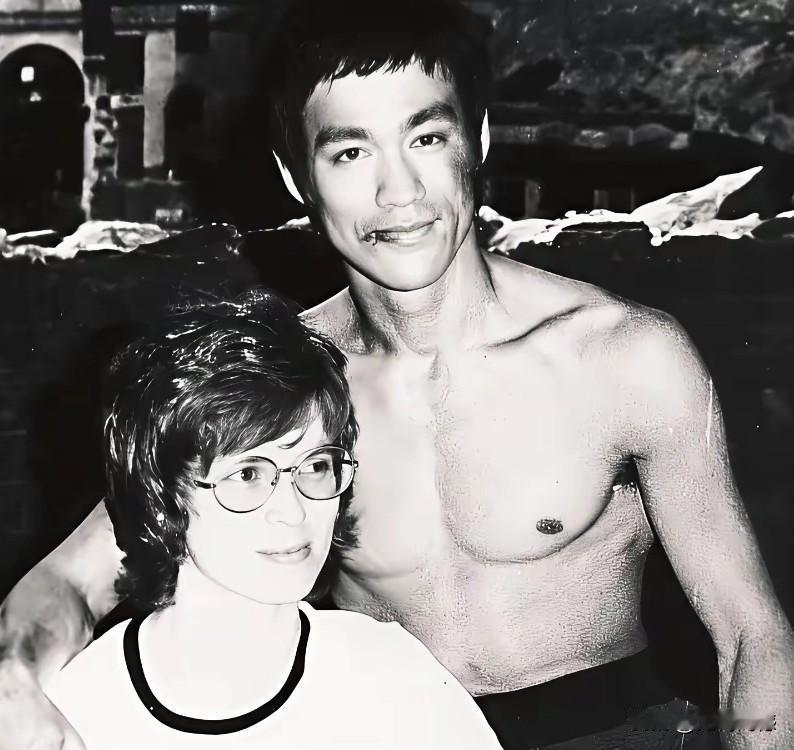 李小龙的妻子虽然是个外国人，但是两个人长的有夫妻相，而且他妻子年轻的时候长得也是