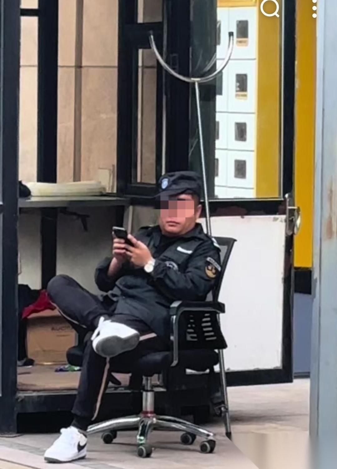 刚才出去买吃的，经过一个小区，看到小区大门口坐着一个保安在值班，但是他上班居然穿