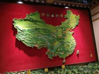 中国：趋于统一。西方：趋于分裂。原因很简单，就是秦始皇开了一个好头，后世纷