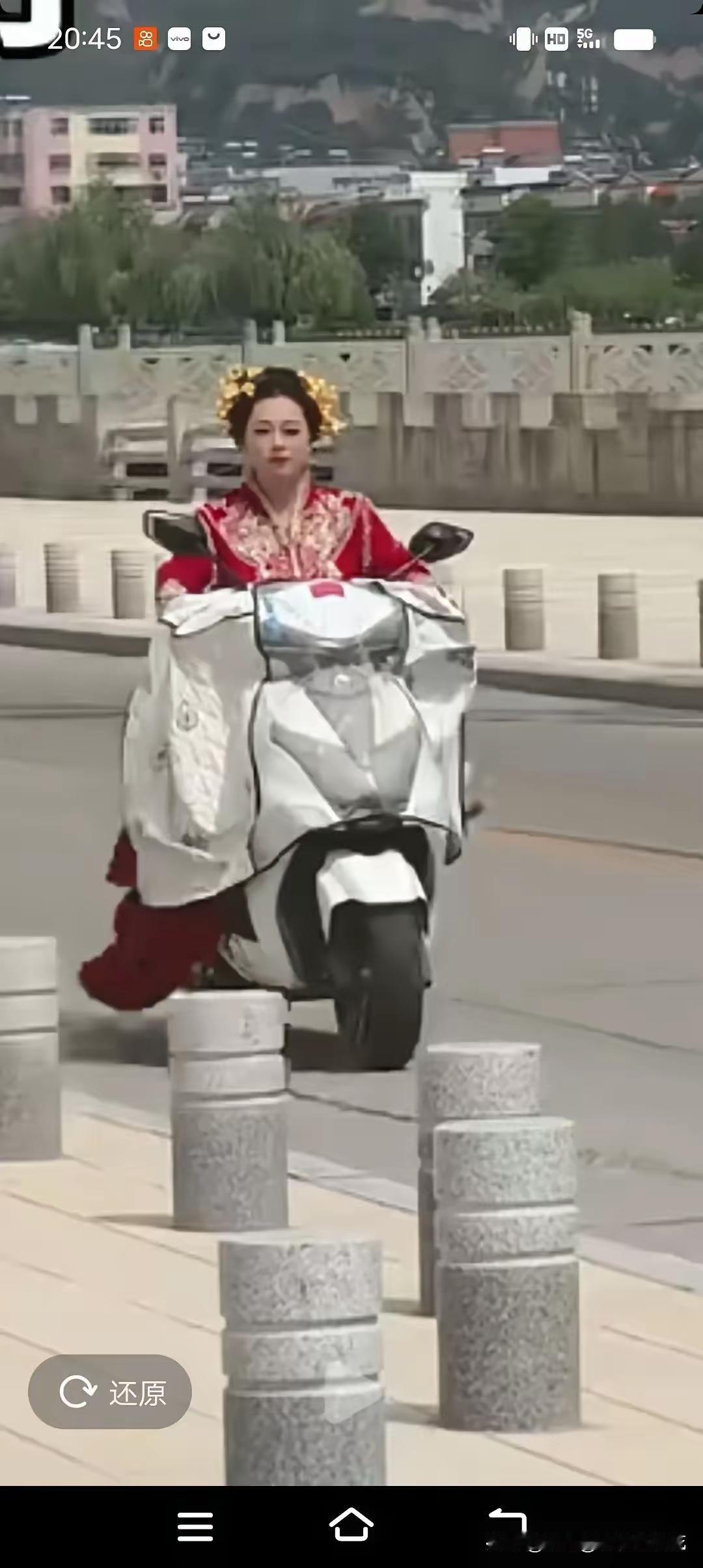 全网爆笑！接亲车队堵车迟到，新娘忍不了直接骑电动车自己嫁过去全网都被这场婚