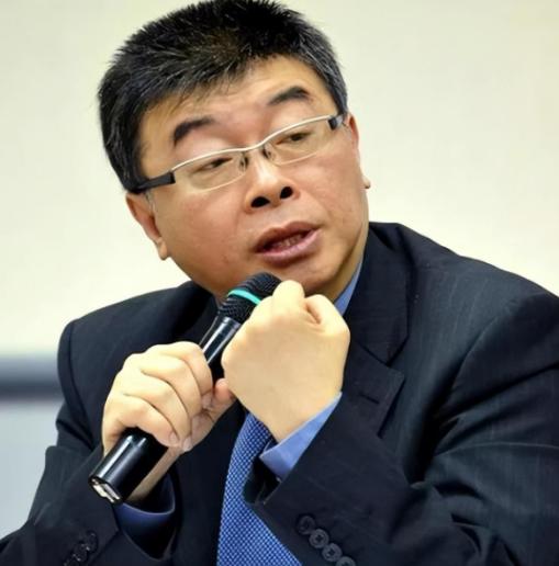 台湾统派邱毅火力全开，直骂马英九是“废物”，骂得又狠又准，在岛内政坛炸出巨响。