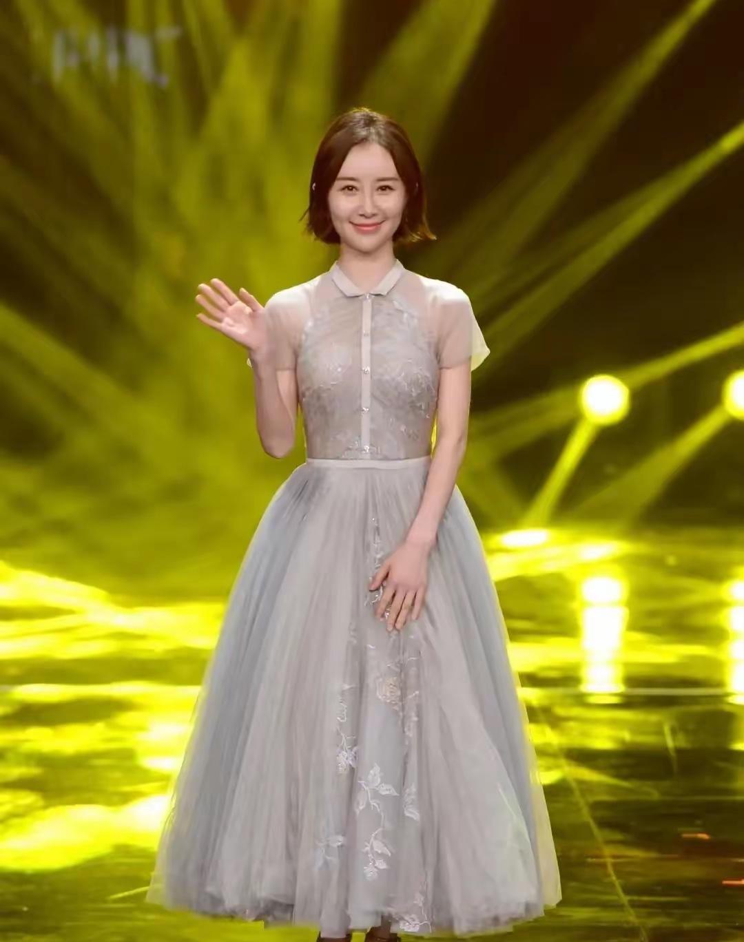 舒畅久违亮相颁奖礼，短发白裙清新似少女！7月6日晚，38岁的演员舒畅在某颁奖礼