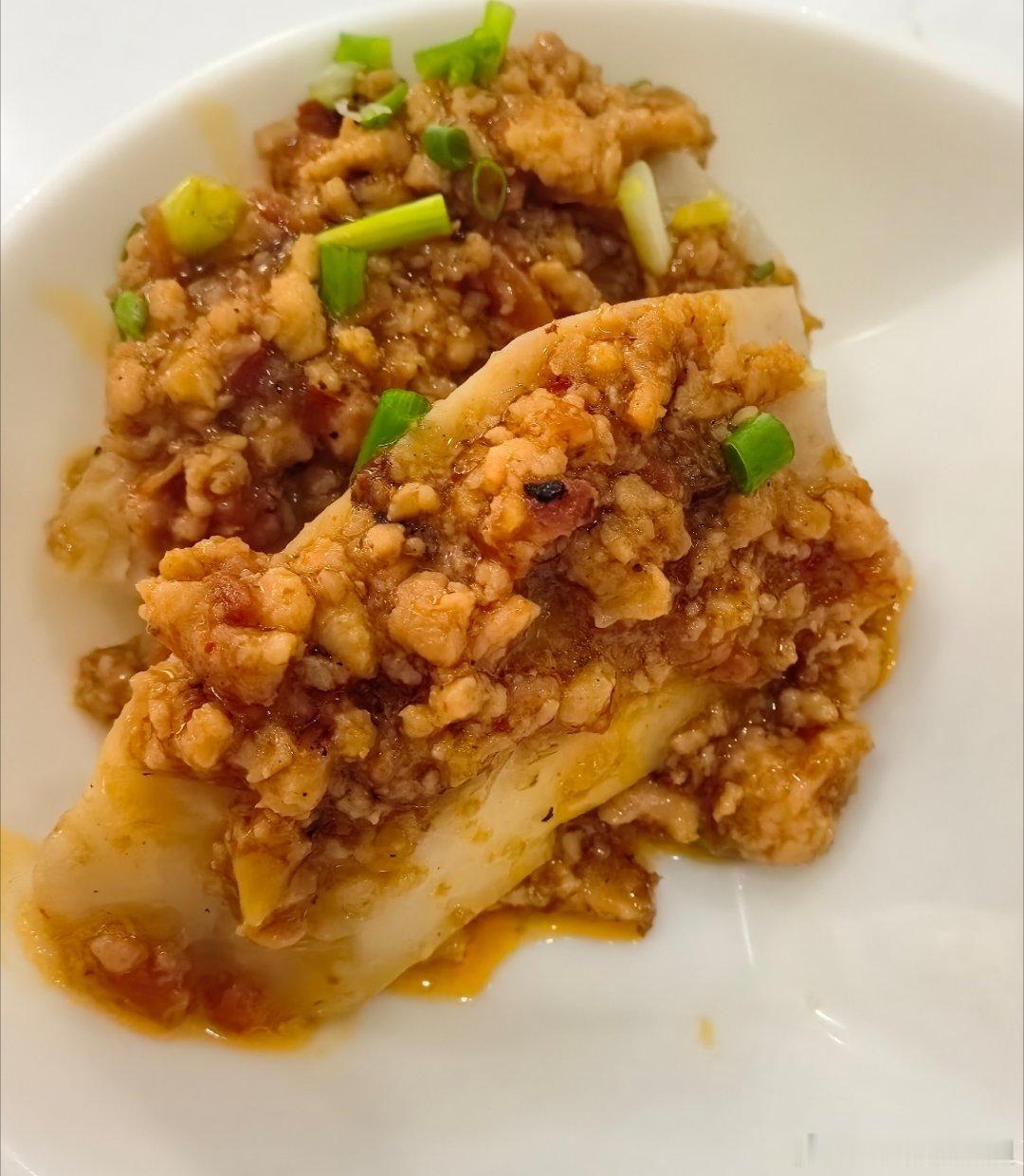 中午食堂吃的肉末蒸芋头粉粉糯糯的，超级好吃美食
