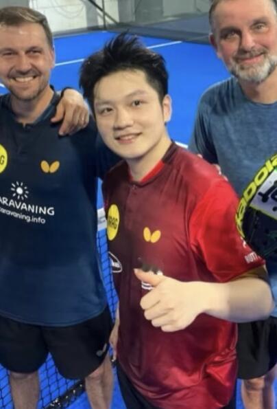 樊振东又尝新球类，他真的好像暴力熊猫，怎么办，好喜欢，什么样子都与众不同！点赞