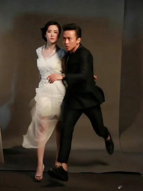 邓超刘亦菲黑白配写真，邓超这个老显眼包差点把神仙姐姐带偏