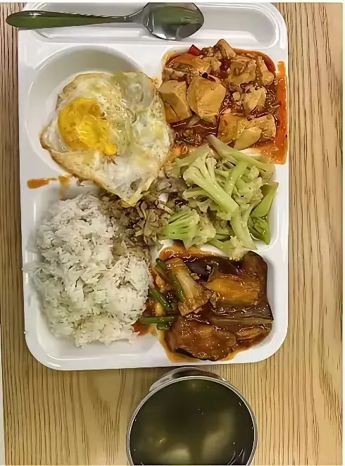 今天在公司食堂，吃了一份快餐，15元，大家觉得贵不贵？