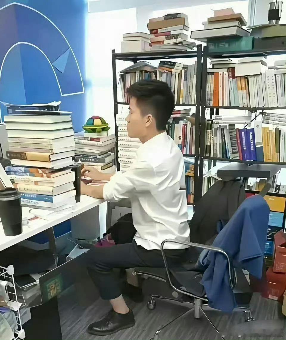 左边是董宇辉的办公室，右边是俞敏洪的办公室，说明什么？