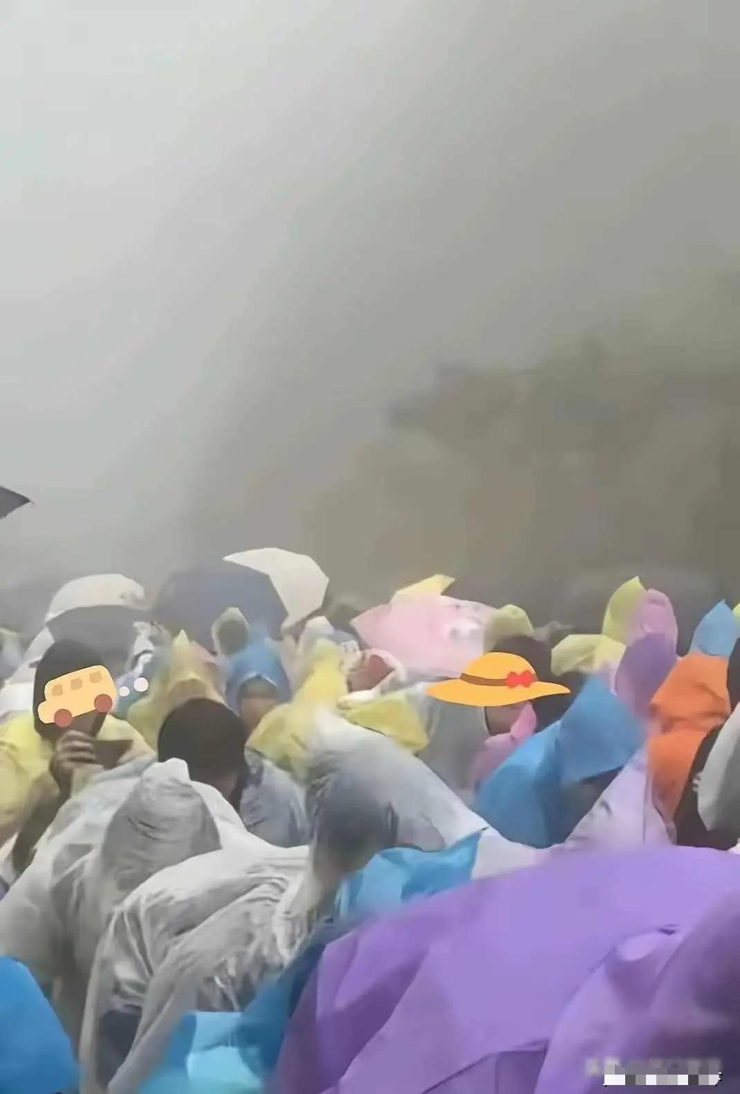 🌞深夜突发！5月2日凌晨泰山暴雨来袭，上万游客登山路拥堵寸步难行，朋友手里