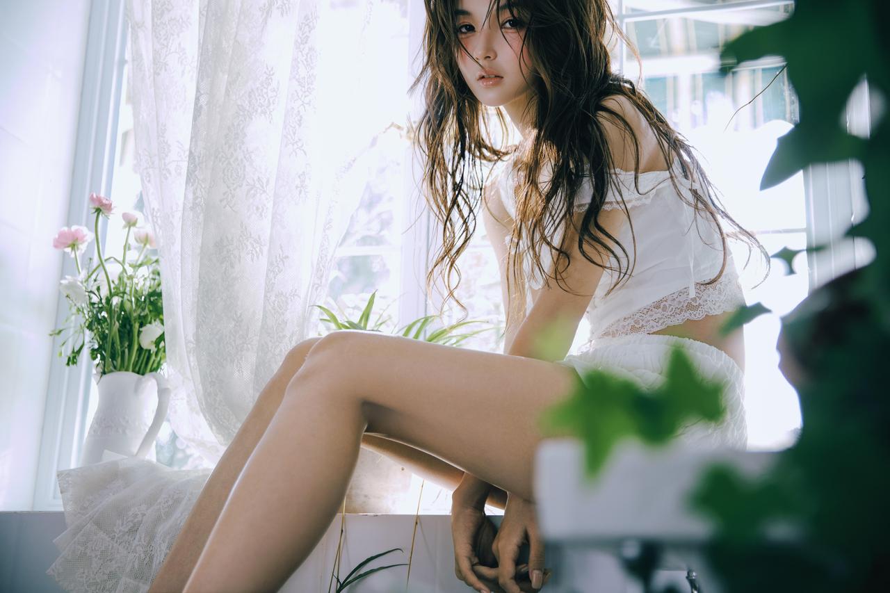 这组作品的亮点在于绿植的布景方式与人物姿态的深度融合。摄影师将蕨类植物铺满浴缸，