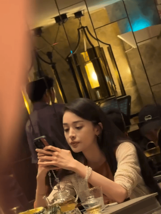 我天呢，娜扎被路人偶遇随手拍的照片，真的好像网文女主，纤细的手，及腰的发，重点这
