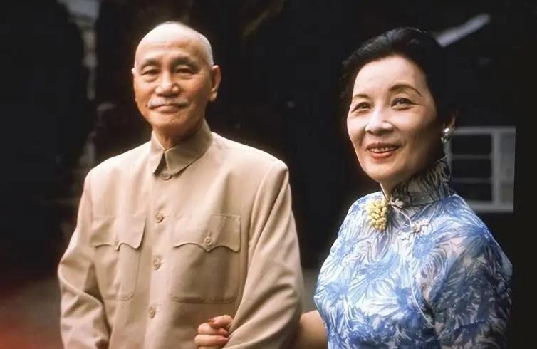 1947年7月29日，宋美龄跟蒋介石闹离婚，原因是国民党的《中央日报》爆料称，宋