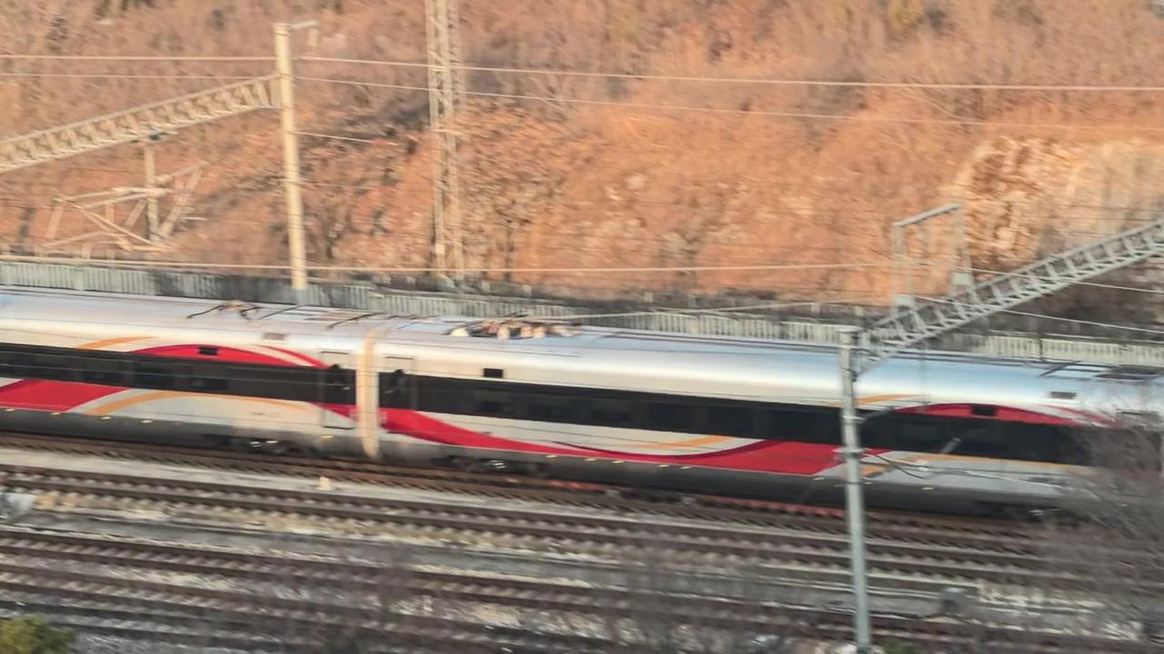 龙凤呈祥挥舞红飘带飞出徐州东，这画面真的太震撼了！G19从徐州东出发，气势越过凤