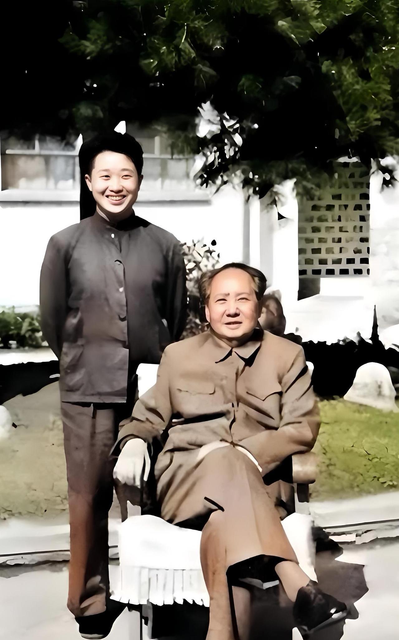 这是1964年，71岁的毛主席在武汉视察期间，与他的理发师周福明的一张合影。彼时