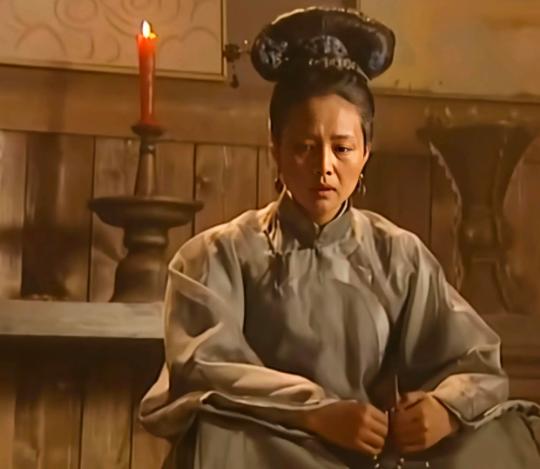 1705年，终年不洗澡，不吃药的93岁宫女苏麻喇姑逝世，51岁的康熙为了再见她一