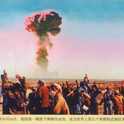 我国原子弹爆炸成功的那个晚上，毛主席书房的灯光亮到了很晚。突然，守在门口