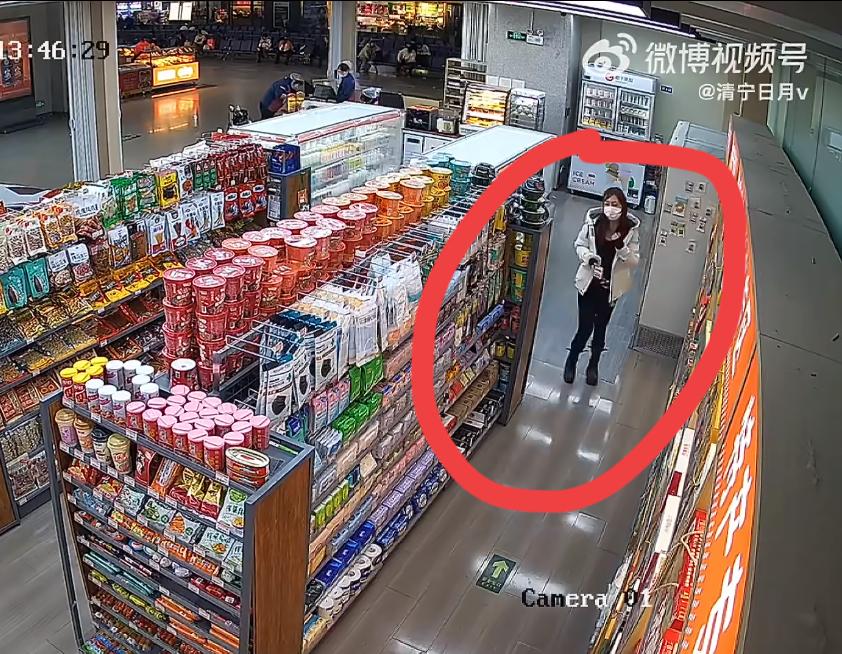 感觉这个便利店迟早要被偷垮杆，一个穿白色羽绒服的靓女进来店员不知道，拿了两件商品