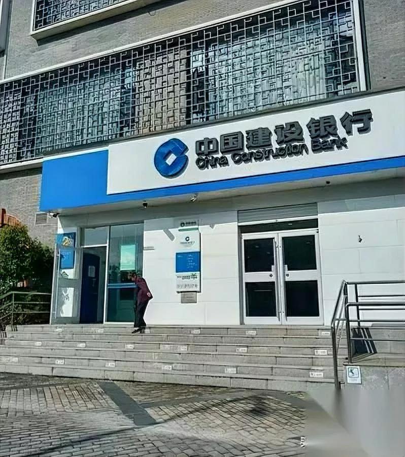 建行这次火了！律师取一万现金被追问用途，还要回家拿流水？我直接炸了：银行防诈
