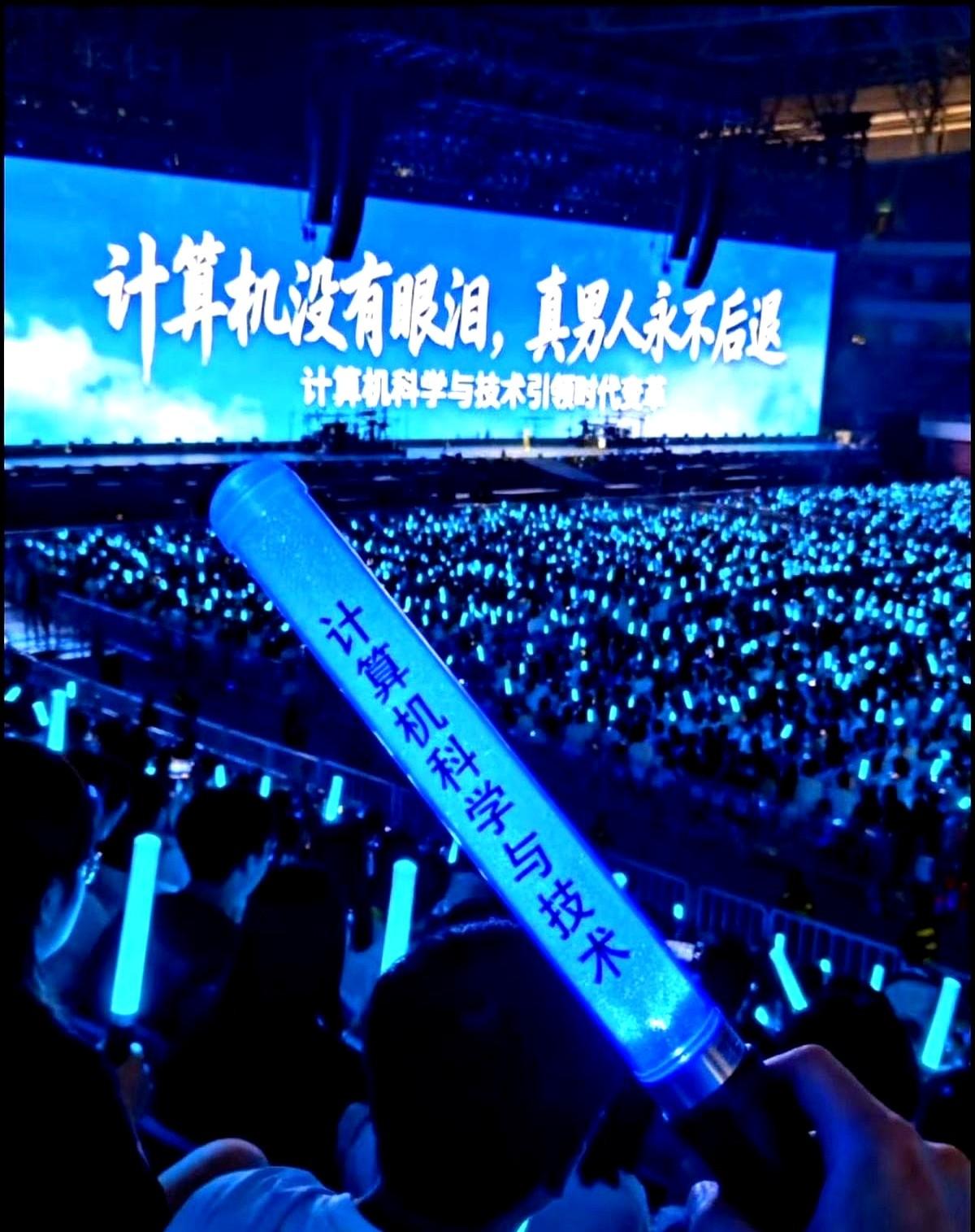 35岁被嫌老，他直播写代码比加班赚得多老板要便宜新人，35岁程序员王磊的工位