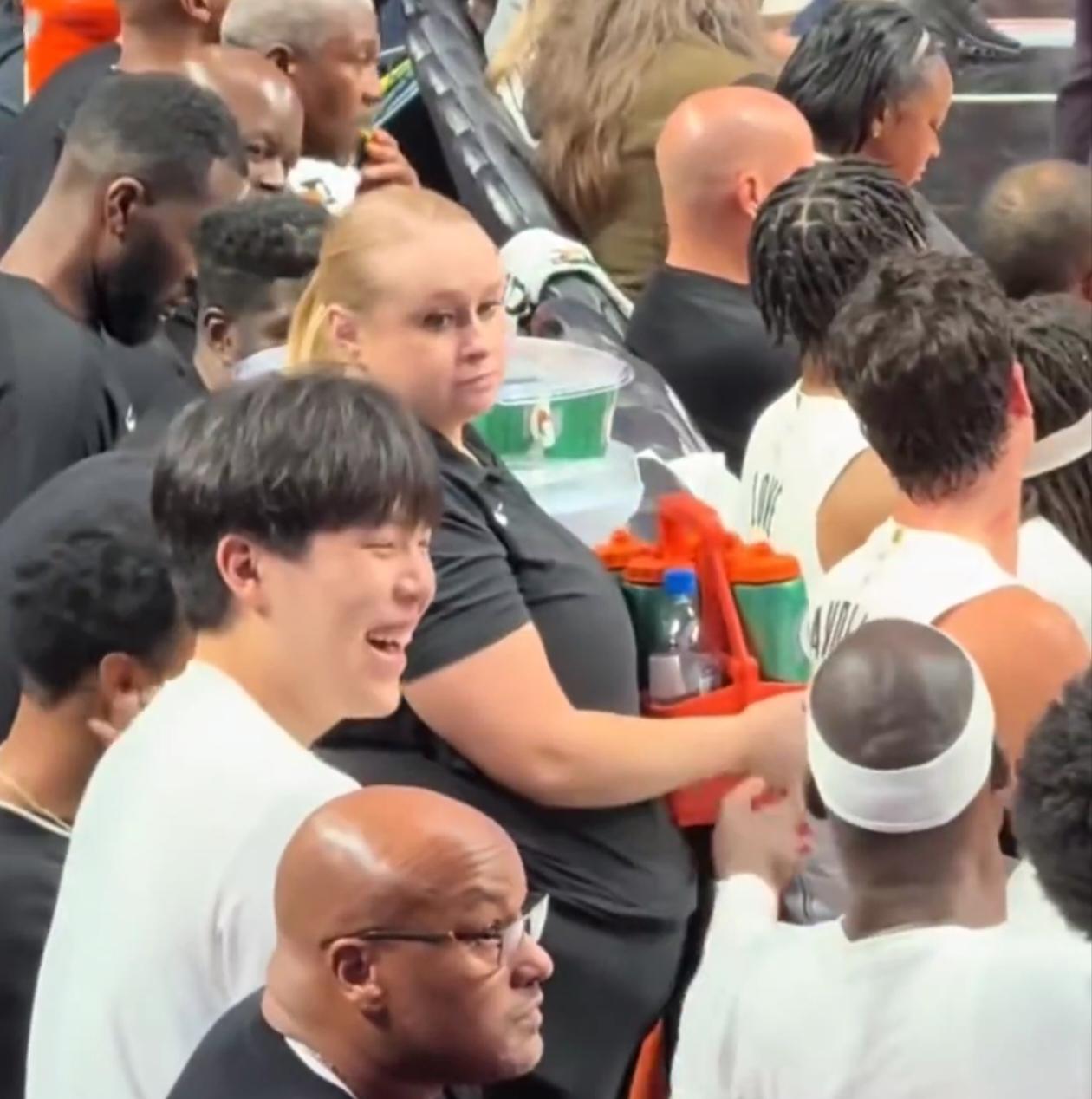 杨瀚森的英语进步了，可以在替补席和队友快乐聊天！杨瀚森的英语水平在近期进步很