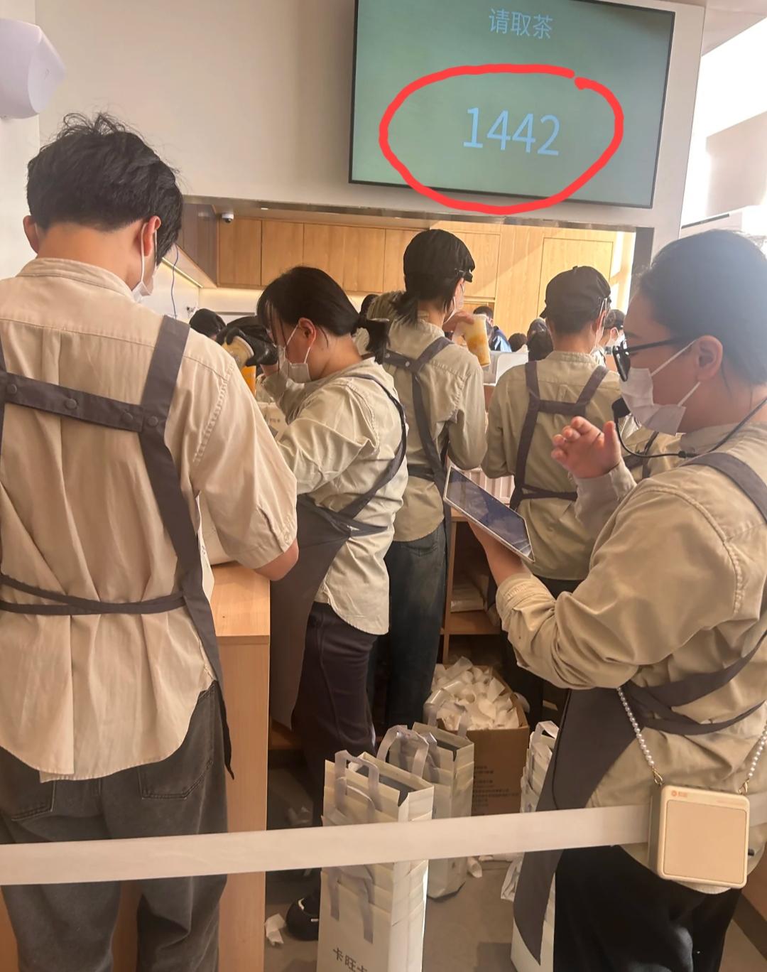 杭州卡旺卡门店疯了，直接从总部拉了一车“卡旺卡”奶茶过来。再看看墙上的取茶号码牌