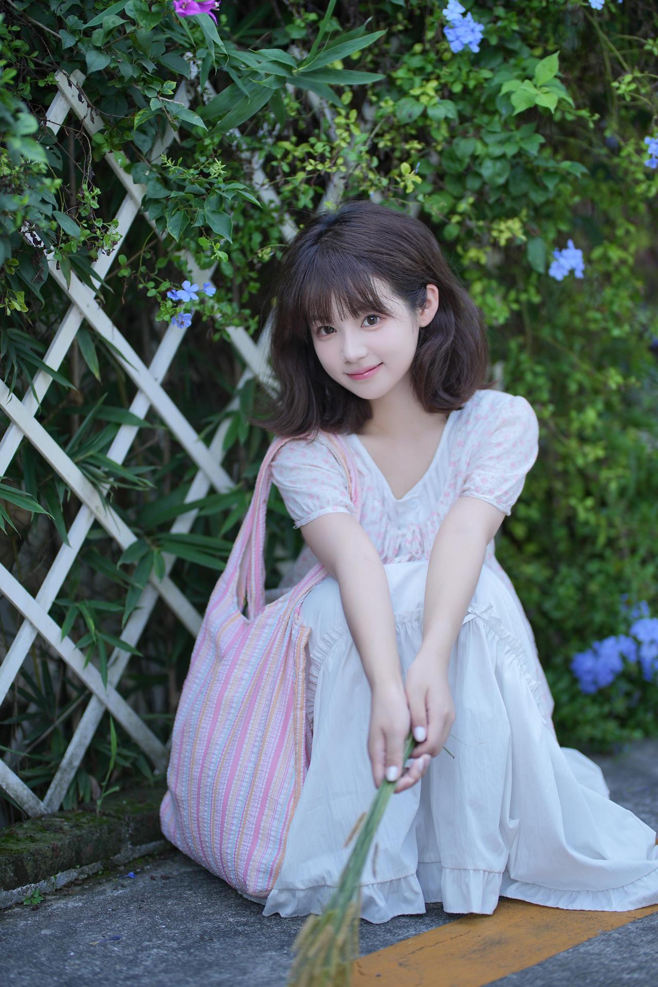 花间少女坐，笑语入画来。甜妹