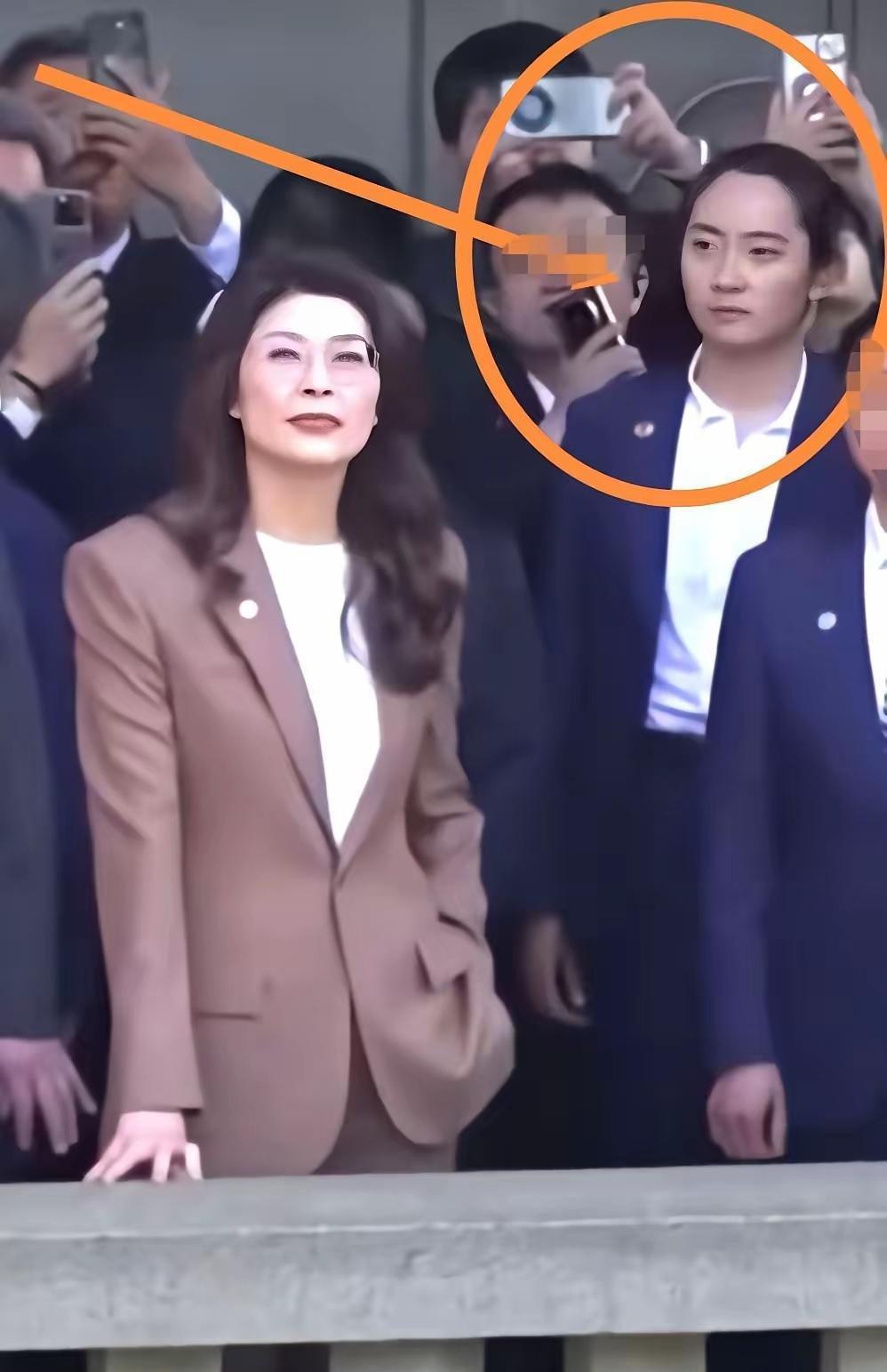 郑丽文身边这位女保镖火了！郑丽文这次回大陆拜谒，现场照片一流出来，引起网上热