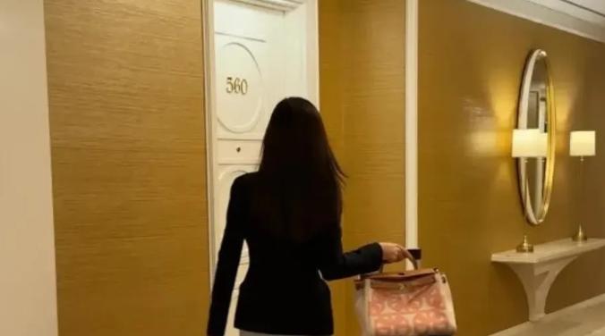 胆大包天！云南丽江，女子独自入住景区一酒店，前台男子看她独身一人，又长得漂亮，就