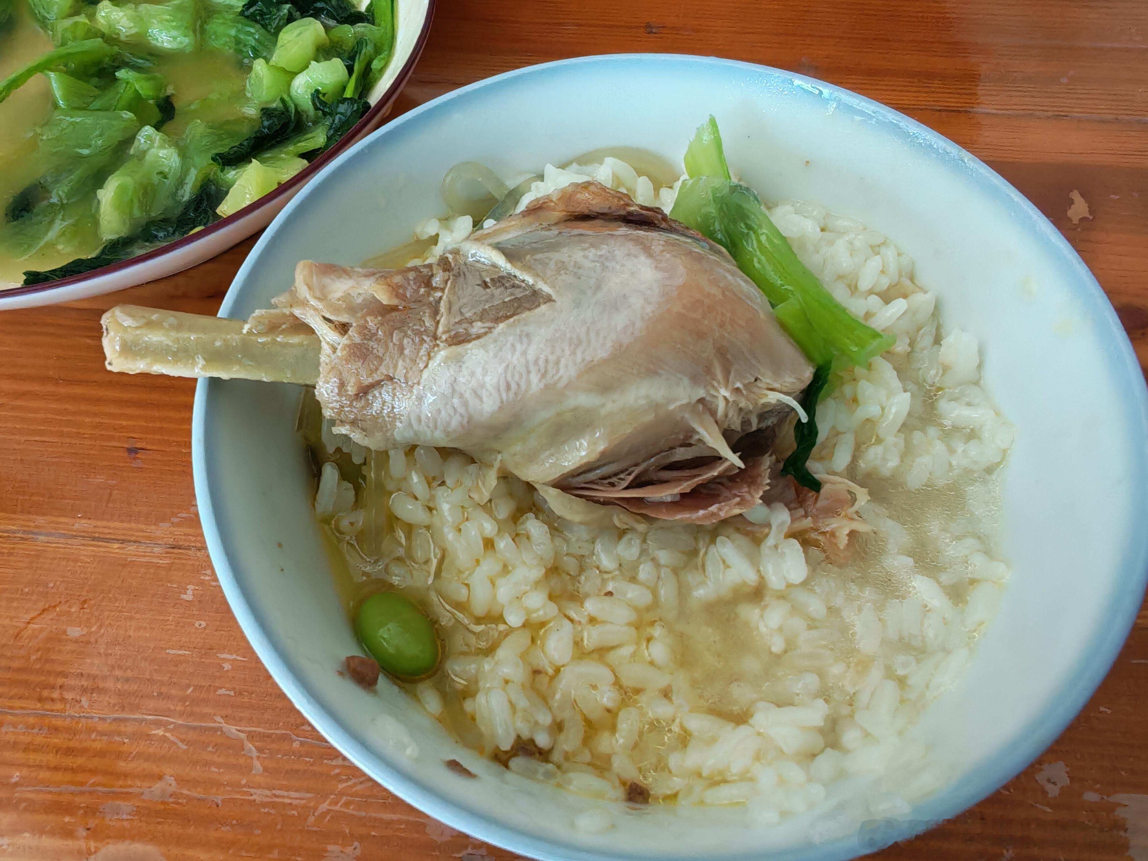 好好吃饭浓浓的老鸡汤+一个大鸡腿🍗​​​