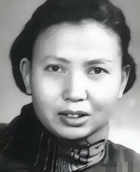 1941年，21岁的女战士莫林被活埋前，敌人竟突然问：“你认识莫林吗？”莫林一听