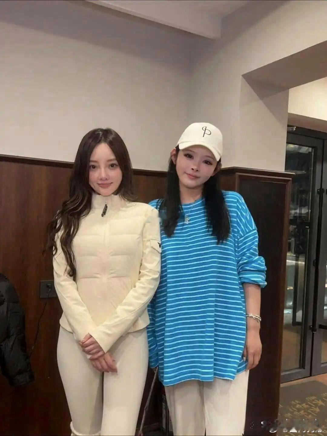 还好李小璐手快，关键时刻一挡，保全了隐私，反应绝了！