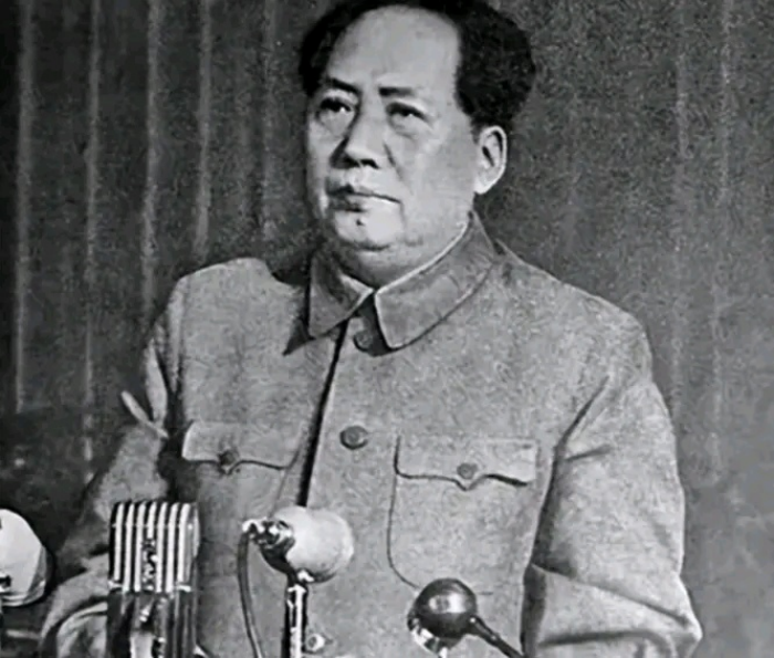 毛主席在一次游泳过后患上了重感冒，西医治疗未果，经过介绍求助一位老中医，但那位老