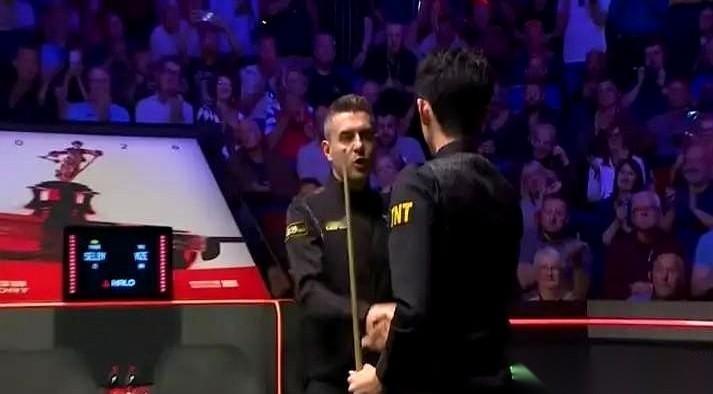 这场斯诺克比赛，得从比分打到11比11开始说起。一边，是22岁的中国小将吴宜泽