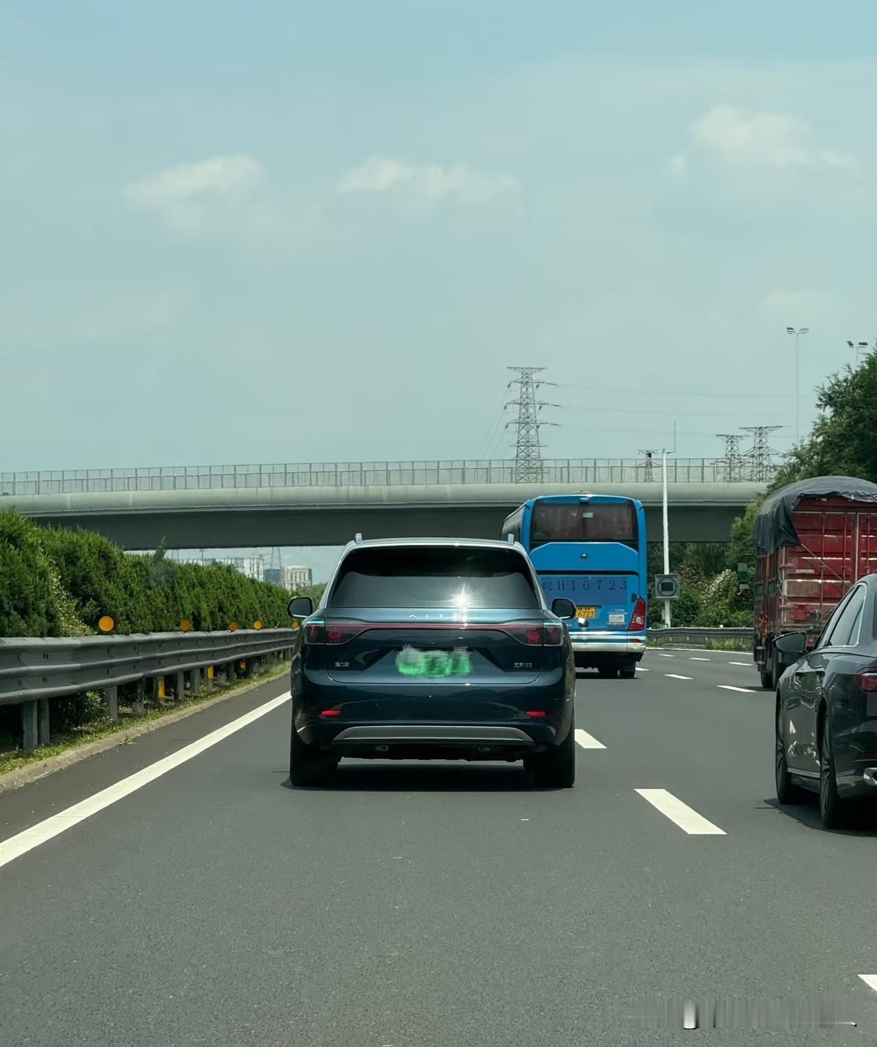 高速老老实实跑120，一路却被人不停超车，他们为何不怕超速？每次跑高速我都