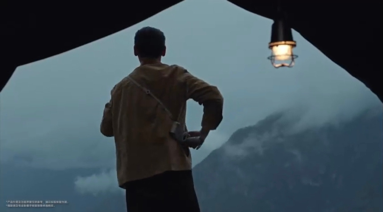 每次看到蒋奇明出镜，都会由衷觉得他天生自带电影叙事滤镜，无需繁杂的布景与特效，只