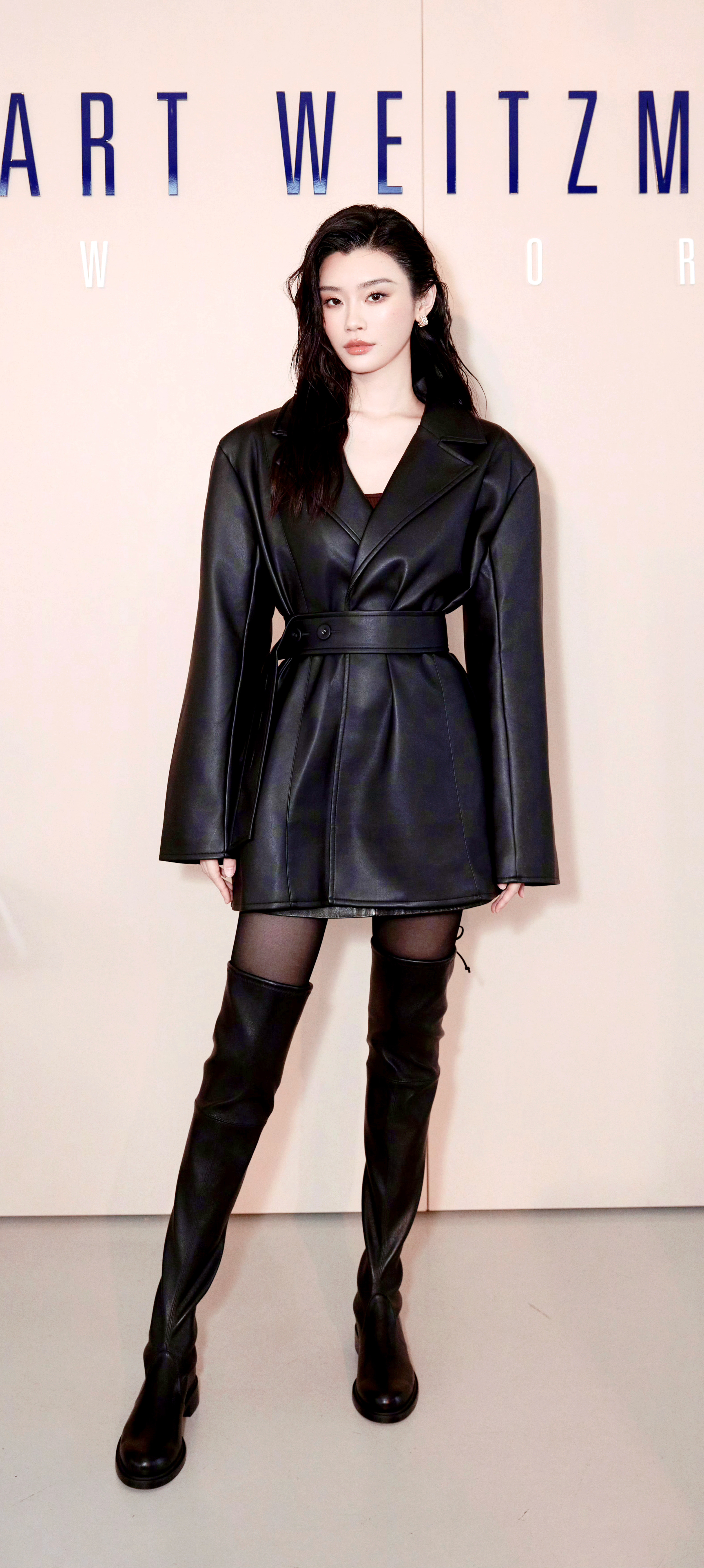 奚梦瑶不是超模都穿不了这长靴，太长~