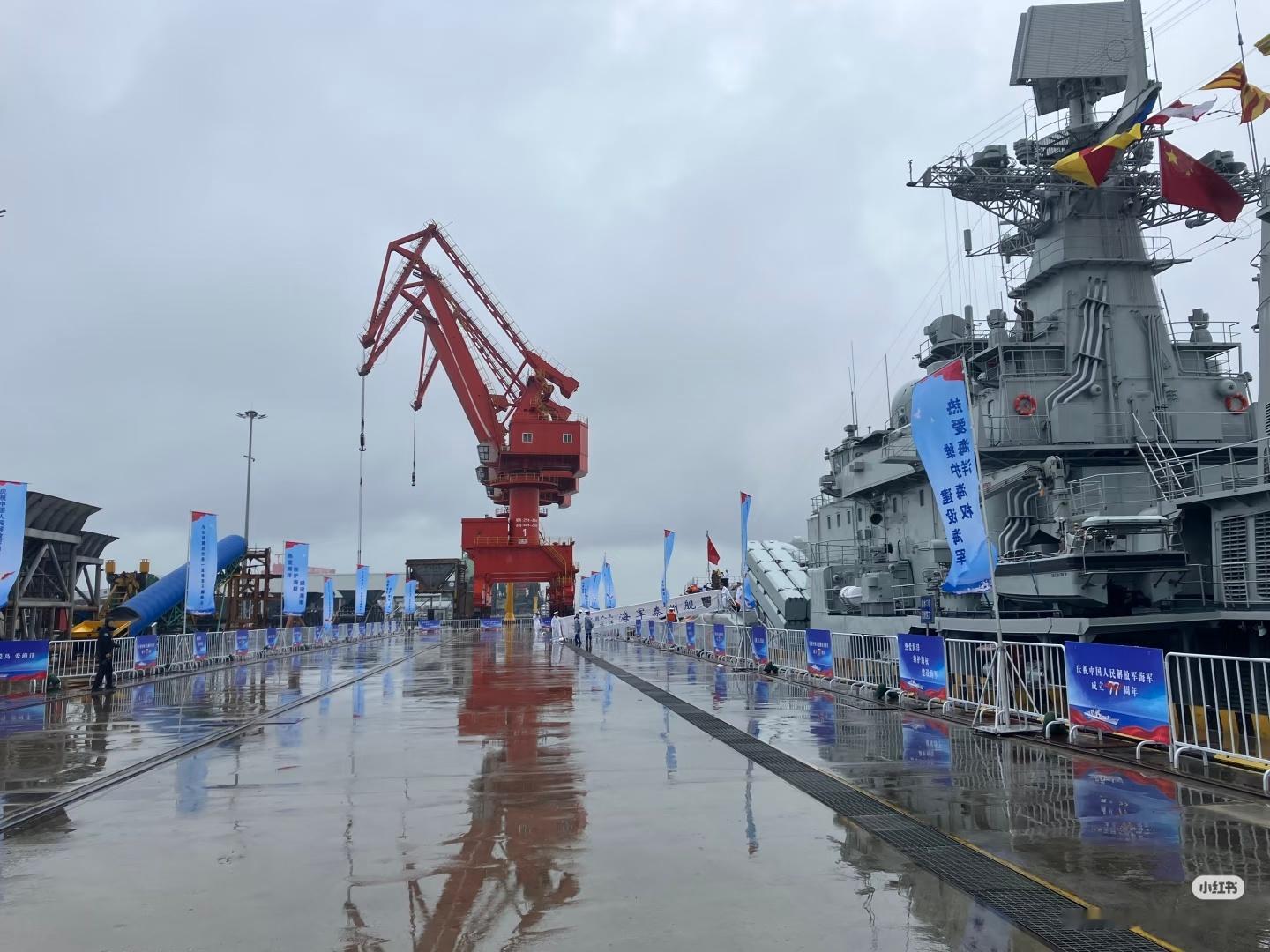 泰州舰确实高大魁梧YJ-12反舰导弹：是海军新一代舰载斜架发射导弹，具有平台适装