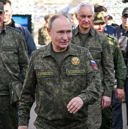 普京直奔俄乌前线指挥所坐镇督战，一开口就抛出关键指令，只要乌军士兵放下武器投降，