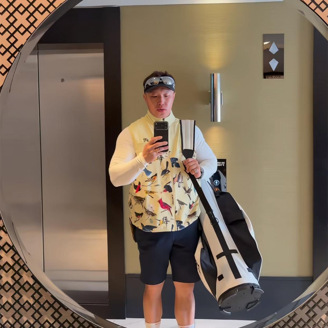 烧饼澳洲打高尔夫，穿搭帅气，尽显霸总范！德云社副总烧饼晒出了在澳洲打高尔夫的生活