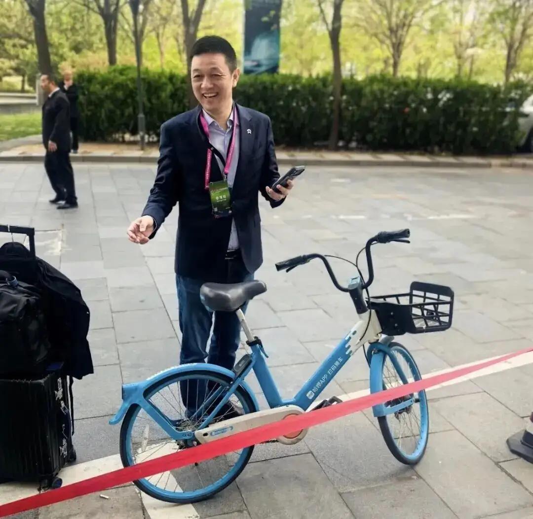 北京车展大佬出行反差出圈，这才是车企掌门人的真实格局！2026北京车展正式开