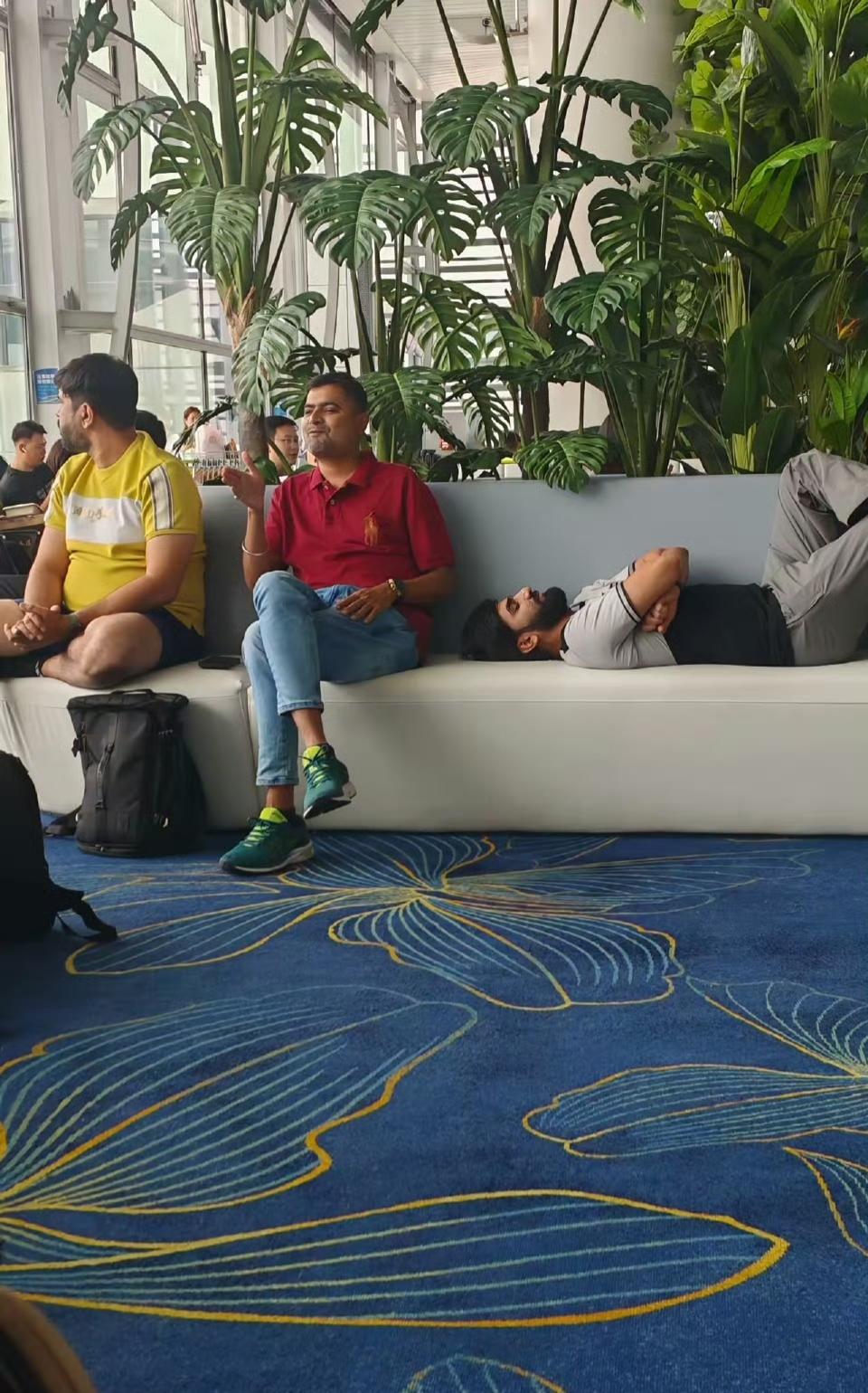 中国国内的机场，自在的阿三。中国国内机场近期出现部分印度旅客被指滥用便利服务