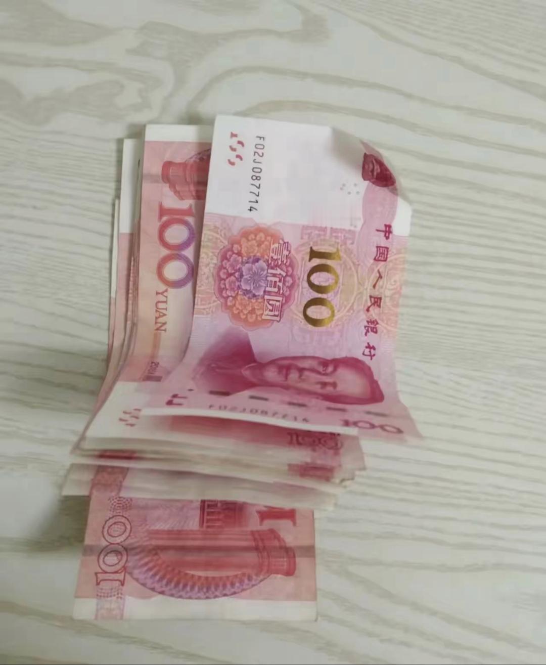 前几天回老家，姑妈一家搭我的车。到家后，姑妈问我多少车费，我说给1000就行