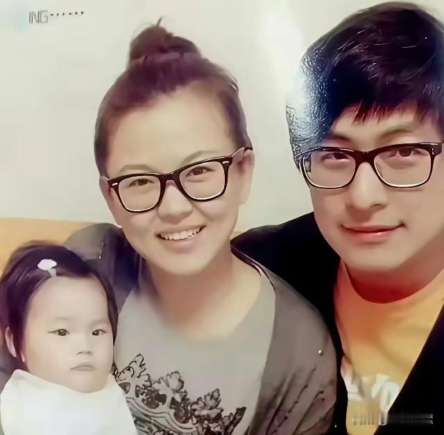 当年的王岳伦还是很帅的,又是书香门第,文质彬彬,这样的家世和李湘还是门当户对