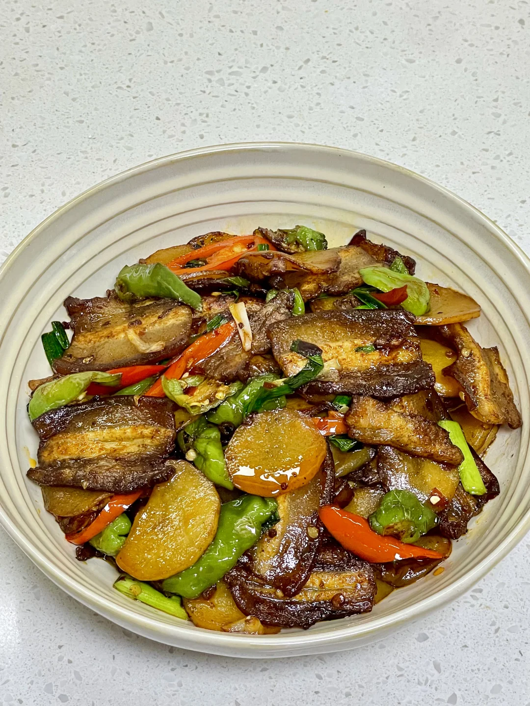 焦香入味的土豆片炒肉，附详细做法～