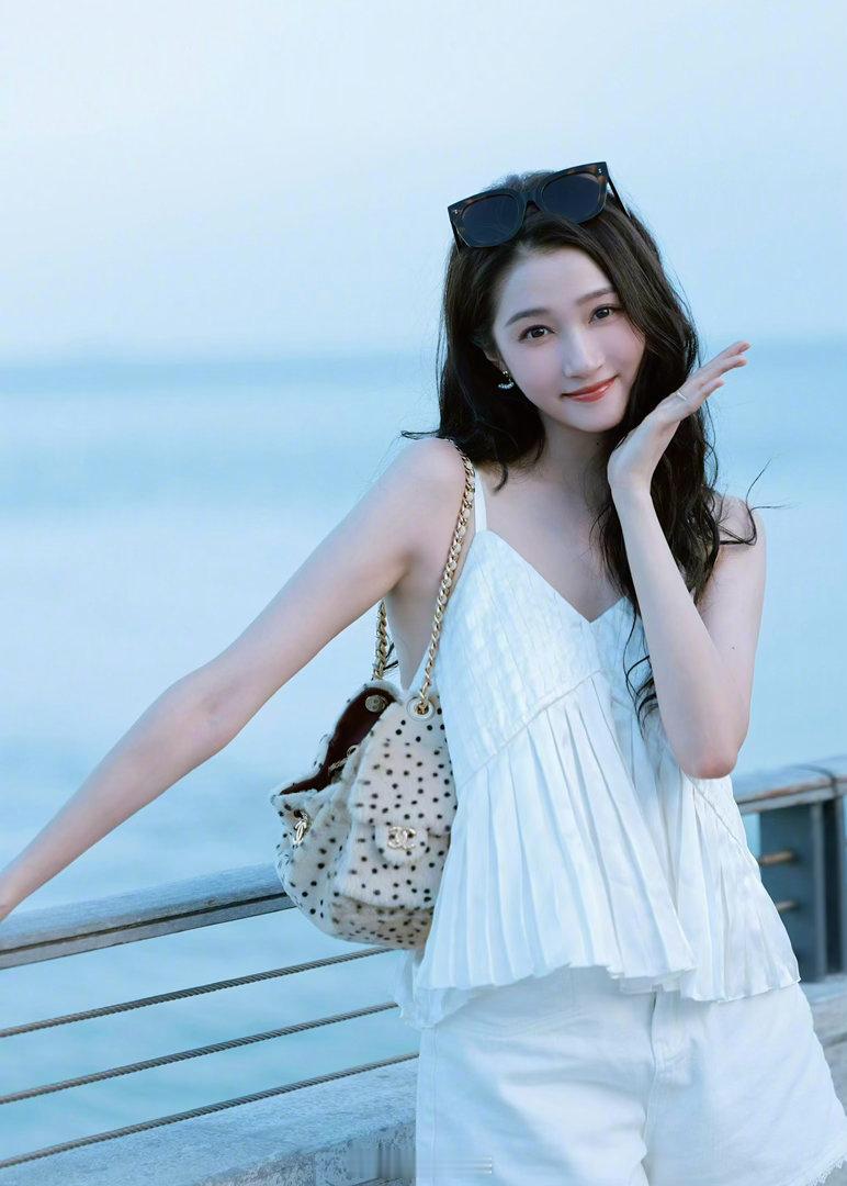 关晓彤又出神图
